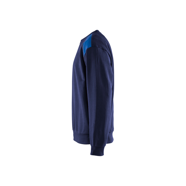 Marinblå sweatshirt sedd från sidan med en blå detalj över axeln.