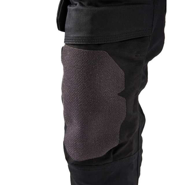 Svarta byxor med förstärkning på knäet.