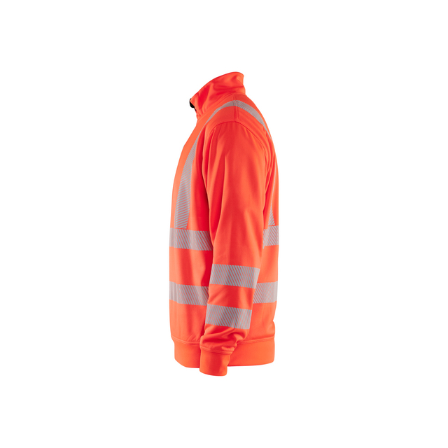 Orange jacka med reflekterande ränder, sedd från sidan.