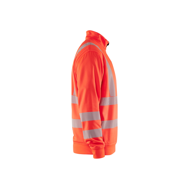 Orange jacka med reflexränder runt bröst och ärmar, sedd från sidan.