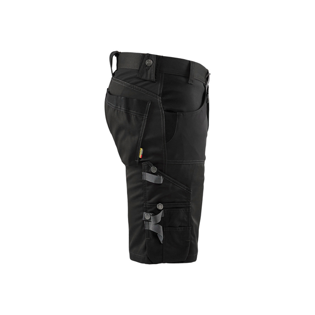 Svarta hantverkarshorts med flera fickor och hällor på vänster sida.