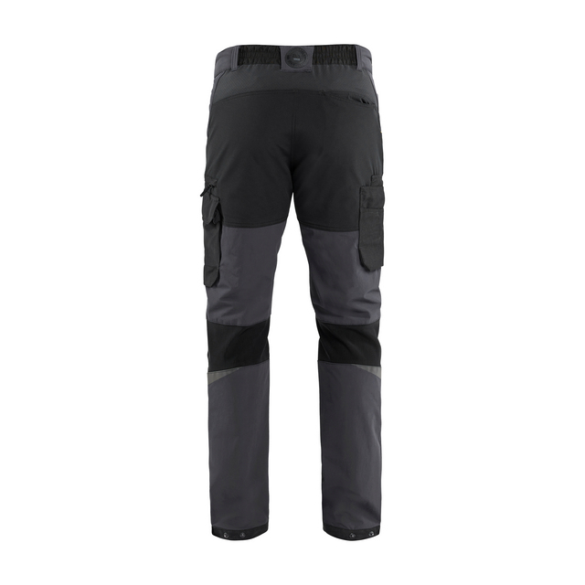 Grå och svarta arbetsbyxor med fickor på sidorna och knän förstärkta med extra tyg.