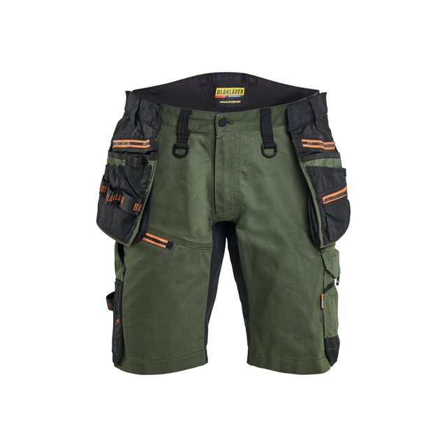 Gröna och svarta arbetsshorts med flera fickor och dragkedjor. Märket Blåkläder syns på linningen.