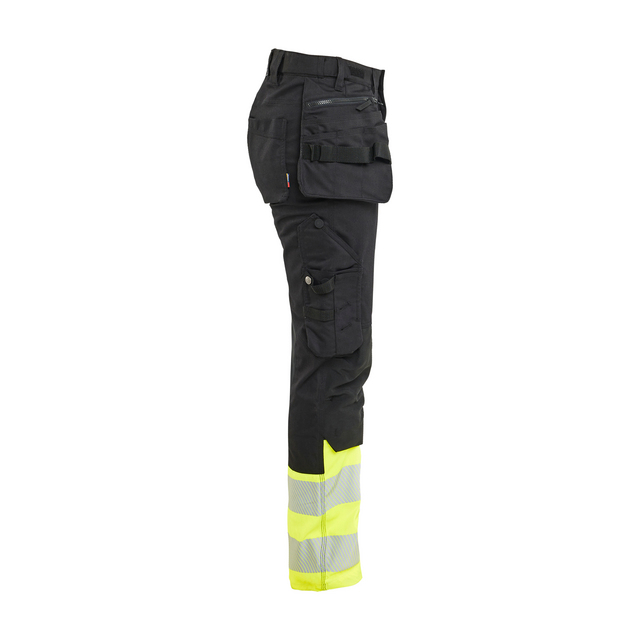 Svart byxa med fickor och gula reflexband runt nederdelen.