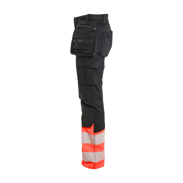 Arbetsbyxa i svart med orange och grå reflexband vid ankeln, flera fickor och löstagbar väska på sidan.