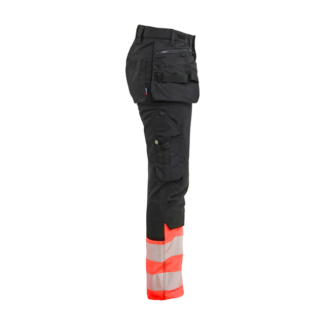 Arbetsbyxa i svart med orange och silver reflexband på benen samt flera fickor.