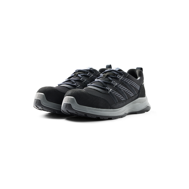 Svarta sneakers med grå sulor, svarta och vita randiga snören, sedd snett framifrån mot en vit bakgrund.
