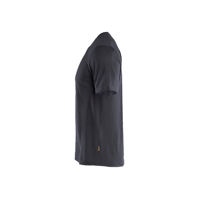 Grå t-shirt sedd från sidan mot en vit bakgrund.