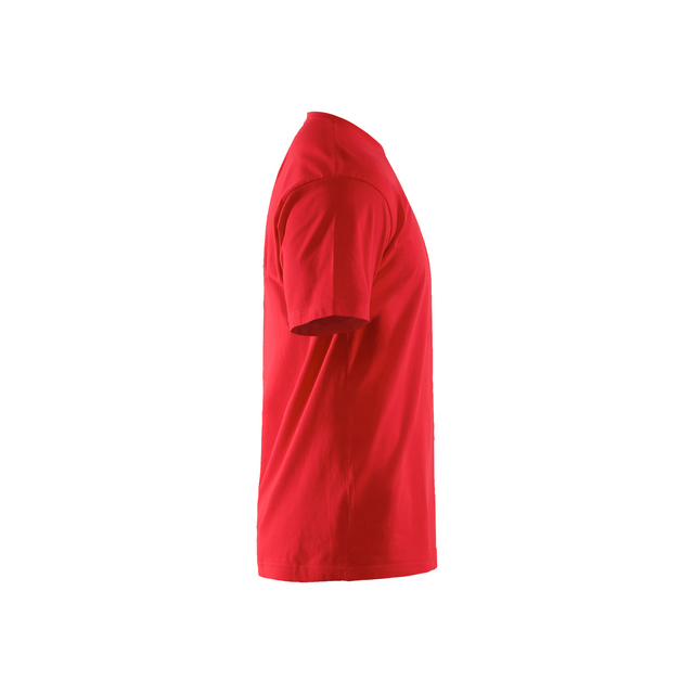 Röd t-shirt sedd från sidan mot en vit bakgrund.