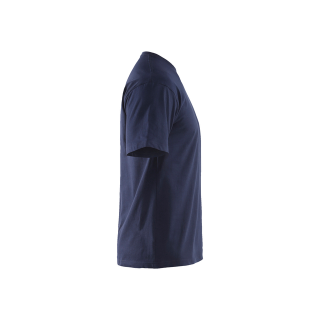Mörkblå T-shirt sedd från sidan mot en vit bakgrund.
