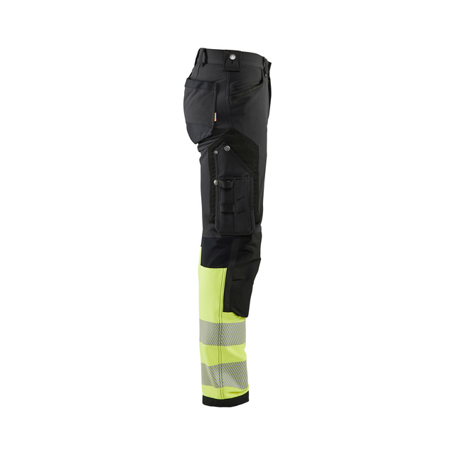 Svart och gul arbetsbyxa med reflexband och flera fickor.