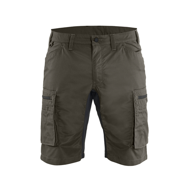 Gröna cargoshorts med knappar och sidofickor.