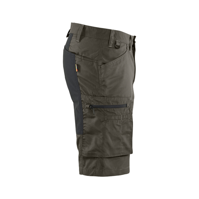 Gråa arbetsshorts med flera fickor, bältesöglor och dragkedjedetaljer.