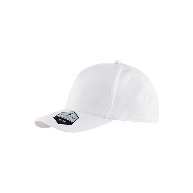Vit keps med svart etikett framtill.