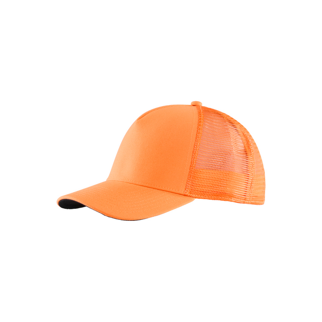 Orange keps med meshpanel på sidan och justerbar rem baktill.