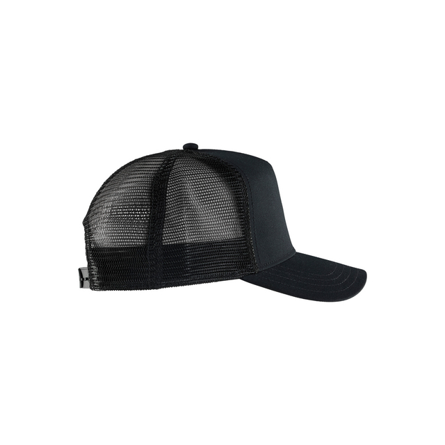 Svart truckerkeps i sidoprofil med böjd skärm och mesh-panel bak.