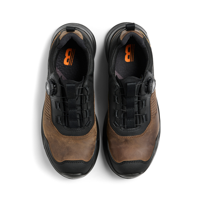 Bruna och svarta sneakers med snörningssystem och synlig logotyp på innersula.