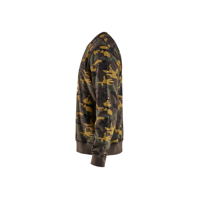 Camo-mönstrad långärmad tröja i gröna och bruna nyanser, sedd från sidan.