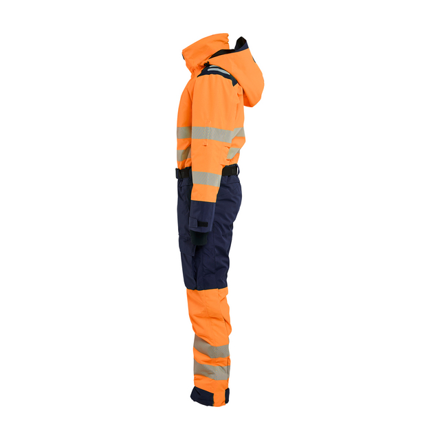 Orange och svart overall med huva och reflekterande ränder, sedd från sidan.