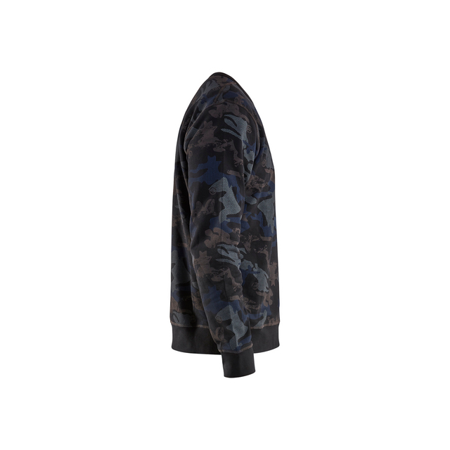 Mörk camouflagefärgad tröja med långa ärmar och svarta muddar, sedd från sidan.