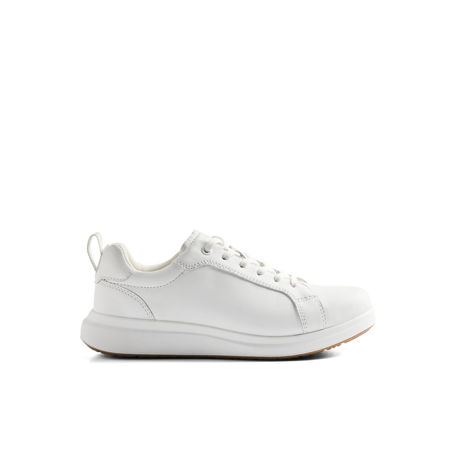 Vit sneaker med snörning och platt sula, sedd från sidan.