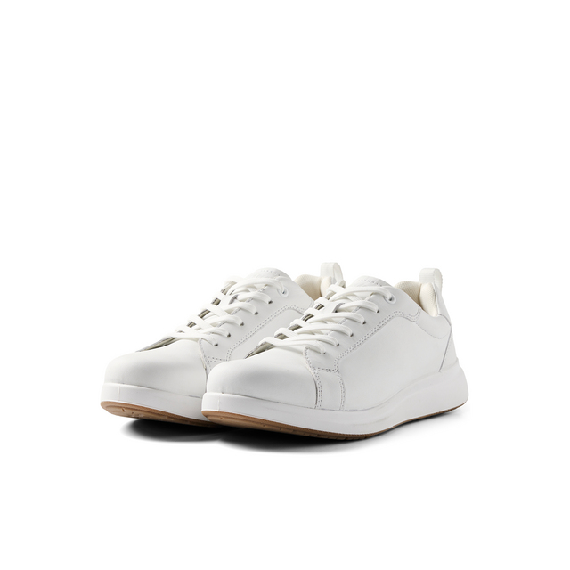 Vita sneakers med snörning och vit sula, fotograferade mot en vit bakgrund.