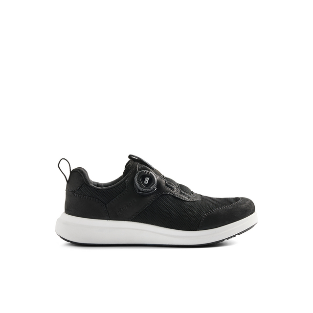 Svart sneaker med vit sula och Boa-snörning.