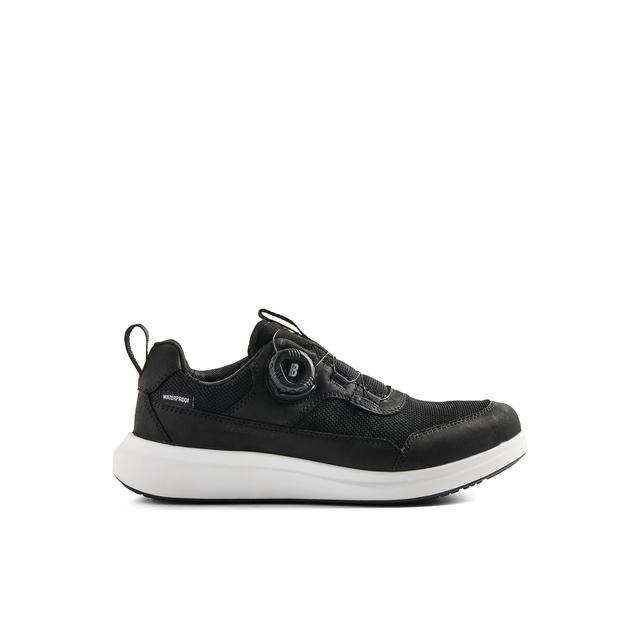 Svart sneaker med vit sula och snörsystem med vridknapp.