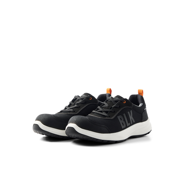 Svarta sneakers med vita sulor och orange detaljer. Text på sidan: BLK.