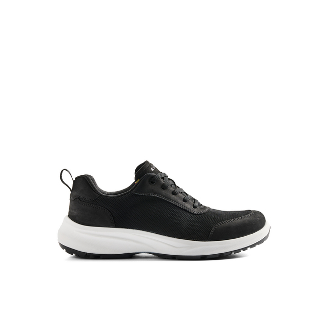 Svart sneaker med ljus sula, skosnören och en liten flik på hälen.