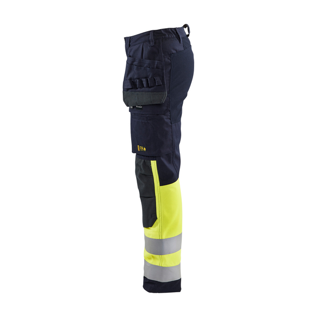 Arbetsbyxor med hög synlighet, mörka partier upptill och gula med reflexband nertill.