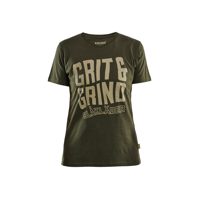 Grön t-shirt med texten GRIT & GRIND BLÅKLÄDER i stor, ljus färg på framsidan.