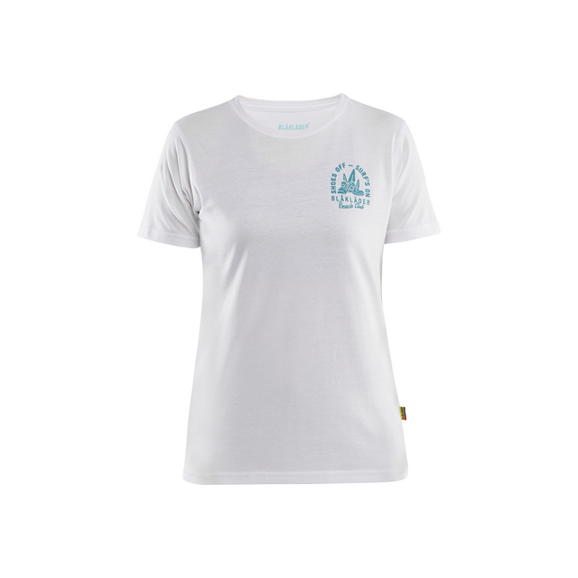 Vit t-shirt med blå tryck på bröstet, text Beach Club.