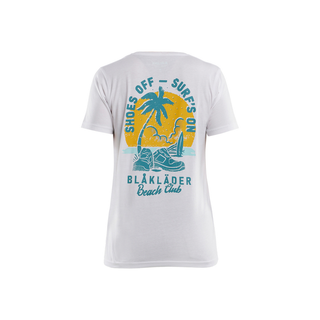 Vit t-shirt med trycket SHOES OFF - SURFS ON och BLÅKLÄDER Beach Club samt en palm och vågor i blått och gult.