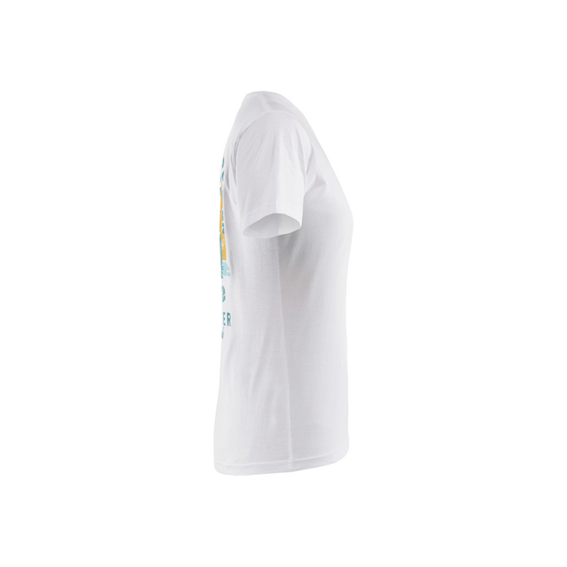 En vit T-shirt sedd från sidan med ett tryck som delvis syns.