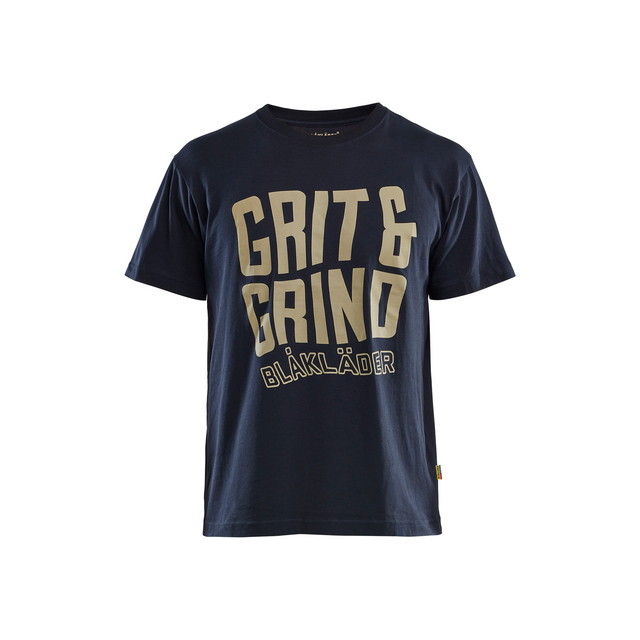 Mörk marinblå t-shirt med texten GRIT & GRIND och BLÅKLÄDER i ljusa bokstäver på framsidan.