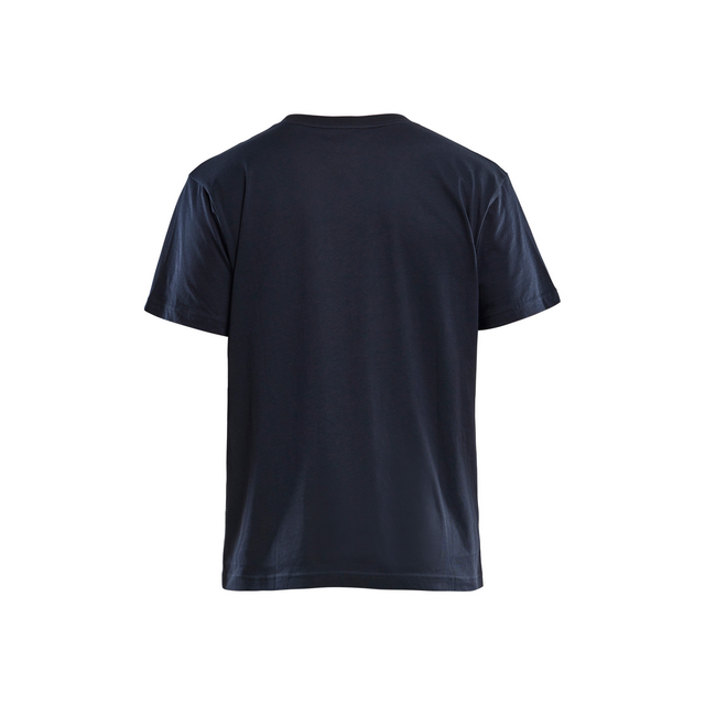 Marinblå t-shirt, sedd bakifrån, mot en vit bakgrund.