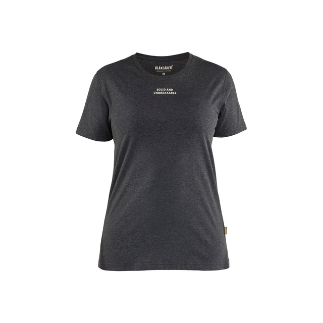 Svartmelerad t-shirt med rund halsringning och texten DOLD AV VINGARNA i vitt på bröstet.