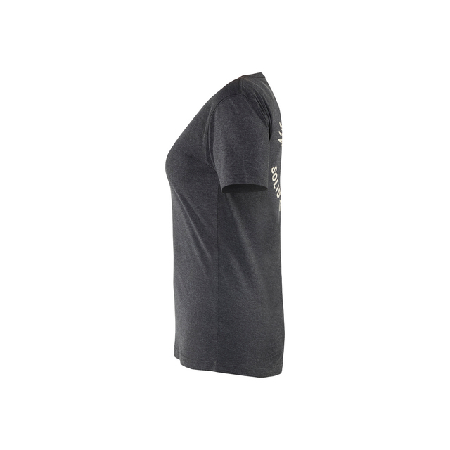 Grå t-shirt sedd från sidan med vit text på ärmen.