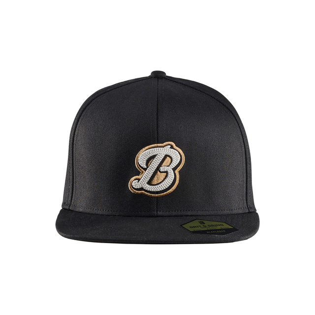Svart keps med platt skärm och broderad bokstav B i guld och vitt framtill.