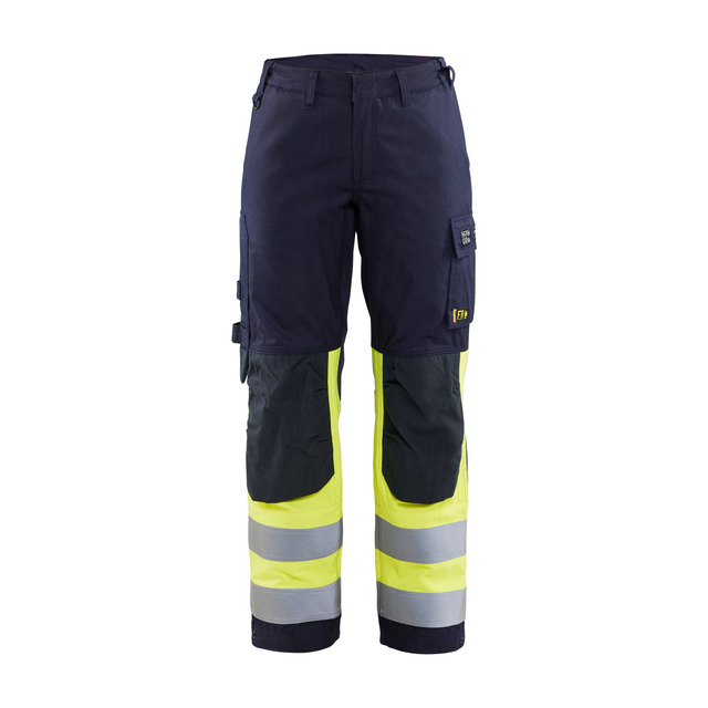 Mörkblå och gul varselbyxa med reflexband runt benen och flera fickor.