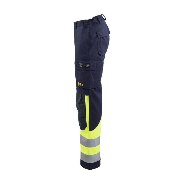 Mörkblå och gul arbetsbyxa med reflexband på nederdelen av benen.