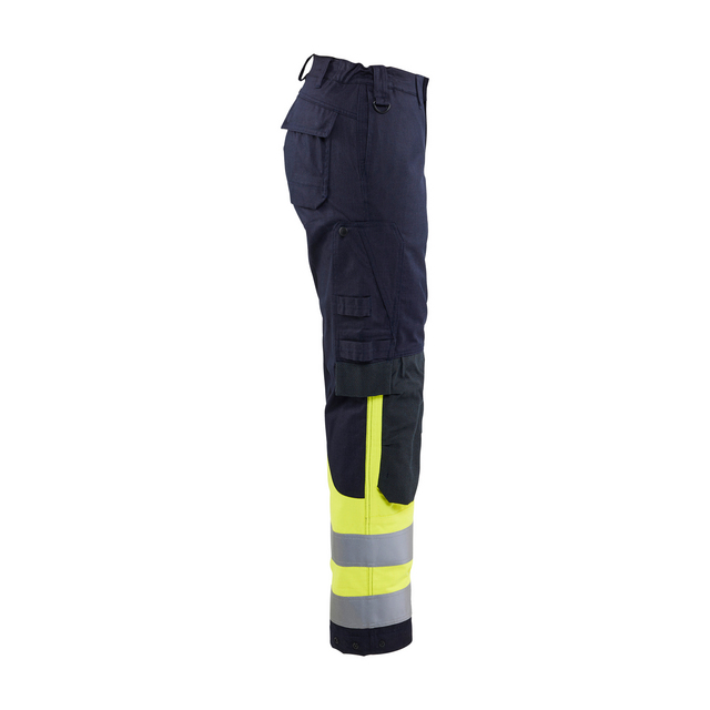 Blå och gul varselbyxa med reflexband, flera fickor och robust design.