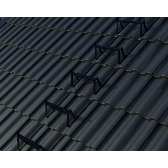 Grå profilerad takpanna med monterade svarta taksteg i rader.