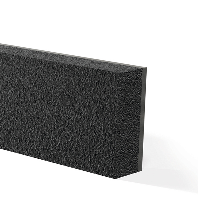 Svart rektangulär block av skumglas med en grov textur.