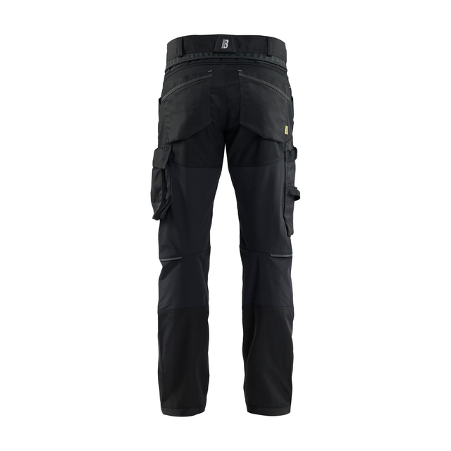Svarta arbetsbyxor bakifrån med flera fickor och justerbar midja.