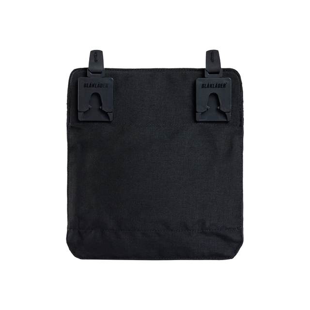 Svart tygväska med två svarta klämmor upptill, märkt BLÅKLÄDER.