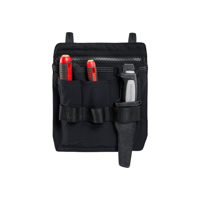Svart verktygsficka med tre röda och grå verktyg i fickorna, samt elastiska band och dragkedja upptill.