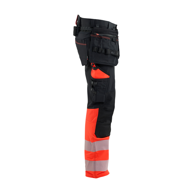 Arbetsbyxa i svart och orange med reflexband och verktygsfickor.