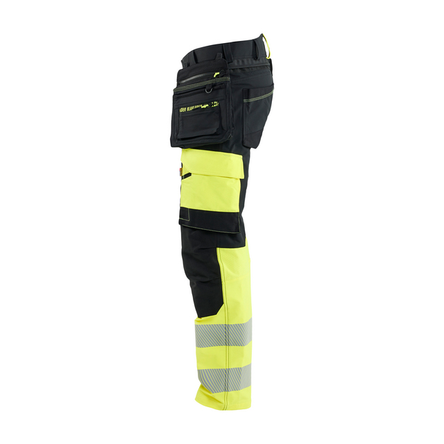 Svart och gul arbetsbyxa med reflexband och flera fickor.